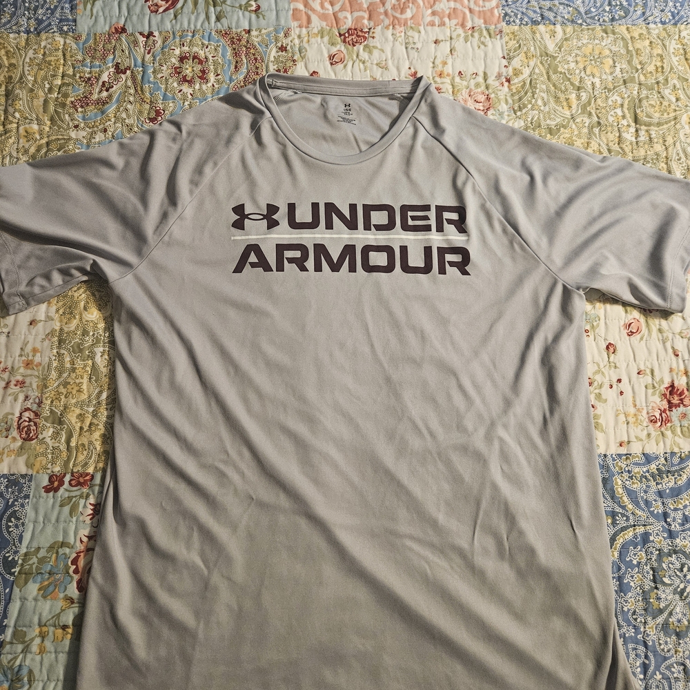 Under Armour Men's Short Sleeve Logo Tee - Light Gray with Dark Maroon Print